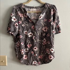 5/$25. LOFT Charcoal Floral Short-Sleeve Henley Blouse - Pink & White Flowers